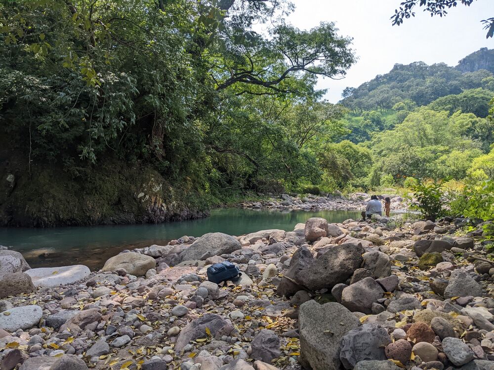 Río de montaña en la comunidad
