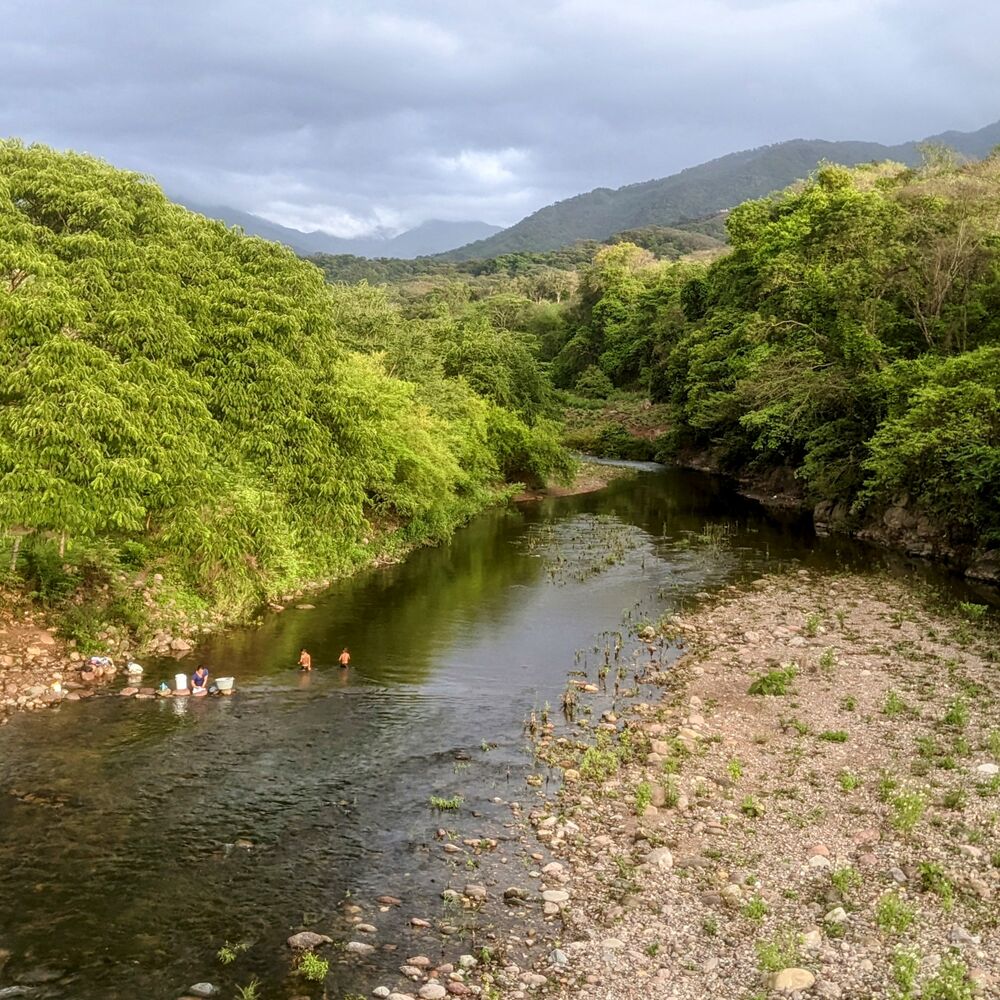 Río limpio entre cerros verdes